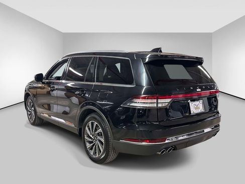 Used 2025 Lincoln Aviator AWD image 3