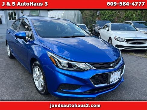 Used 2018 Chevrolet Cruze LT w/ Convenience Package FWD image 1