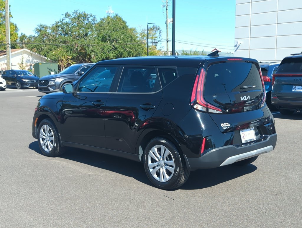 Used 2025 Kia Soul LX FWD image 7