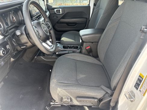 Used 2025 Jeep Wrangler Unlimited Sahara AWD/4WD image 5