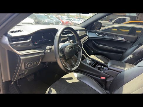 Used 2022 Jeep Grand Cherokee Altitude AWD/4WD image 6