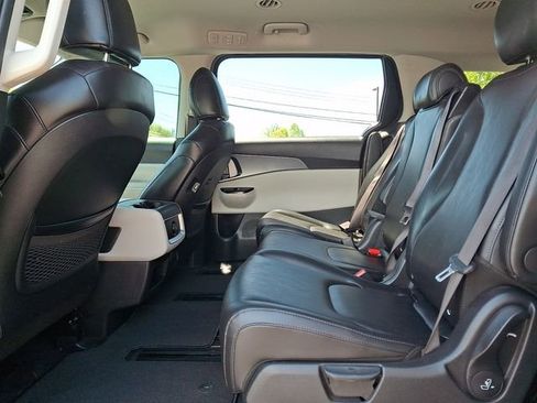 Used 2023 Kia Carnival LX FWD image 12