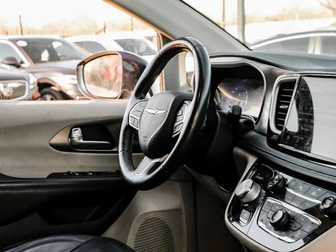 Used 2021 Chrysler Pacifica Touring-L image 15