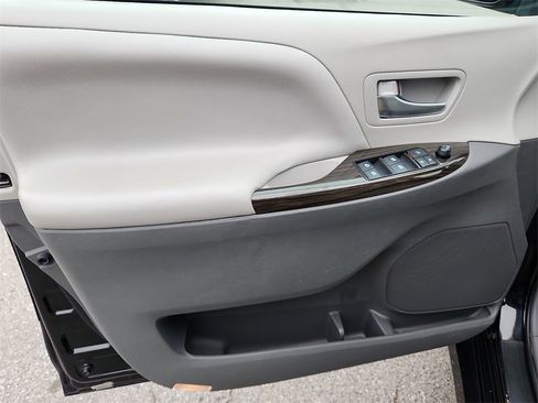 Used 2020 Toyota Sienna XLE image 12