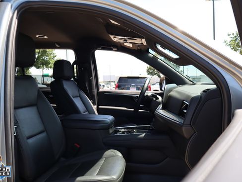 Used 2025 Chevrolet Suburban LT RWD image 32