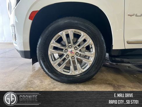 Used 2024 GMC Yukon XL SLT w/ SLT Luxury Package image 17