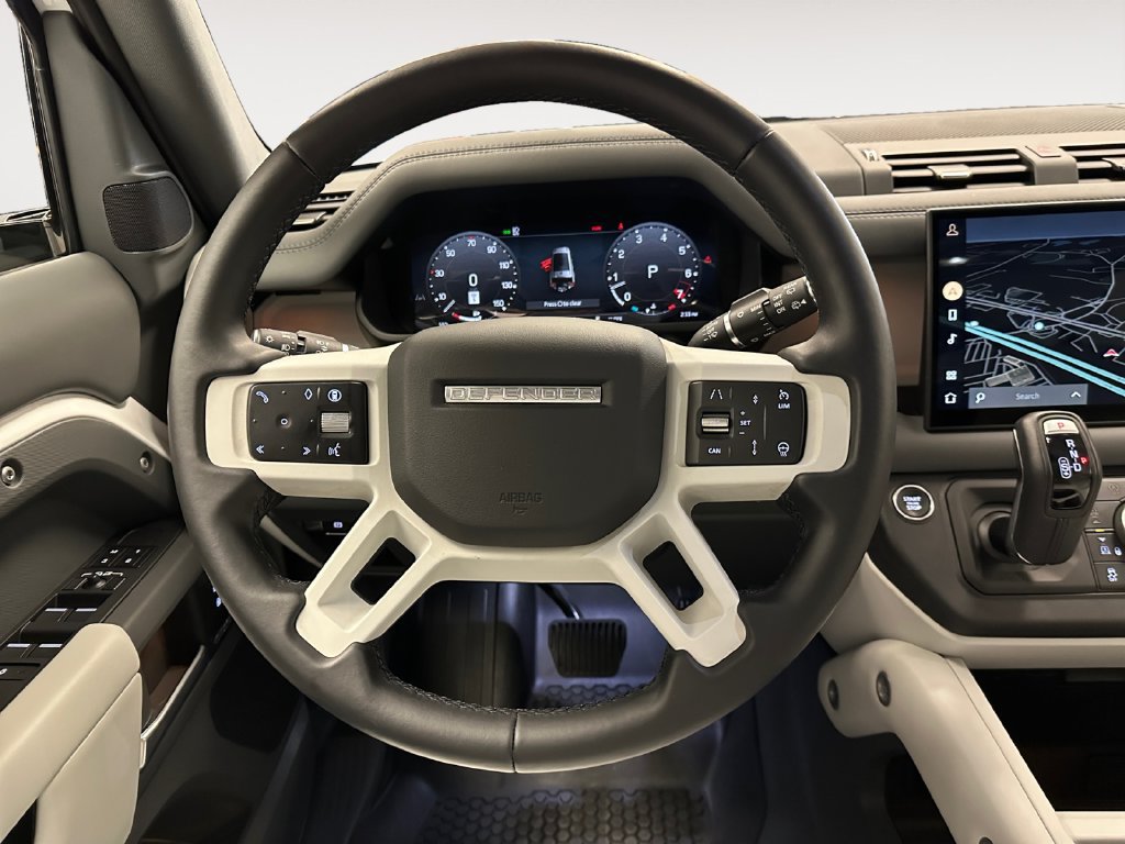 Used 2025 Land Rover Defender 130 X-Dynamic SE AWD/4WD image 13