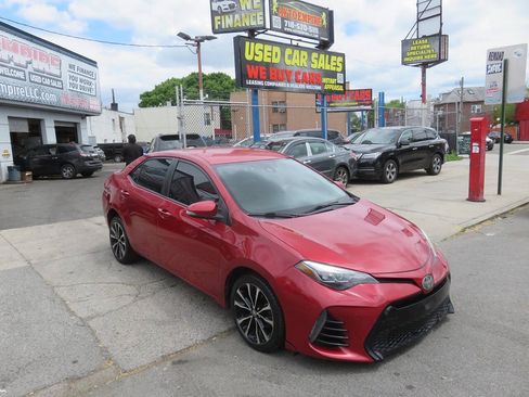 Used 2017 Toyota Corolla SE FWD image 3