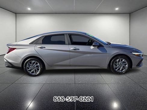 Used 2024 Hyundai Elantra SEL image 2