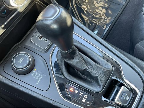 Used 2023 Jeep Cherokee Altitude Lux image 16