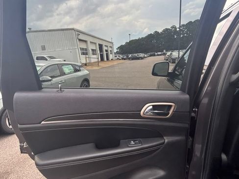 Used 2017 Jeep Grand Cherokee Limited AWD/4WD image 16
