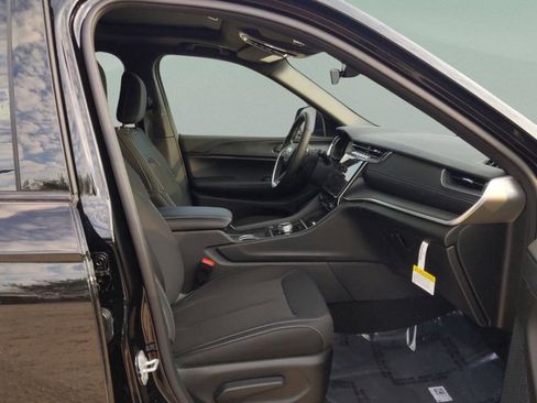 New 2025 Jeep Grand Cherokee L Laredo w/ Luxury Tech Group I RWD image 28