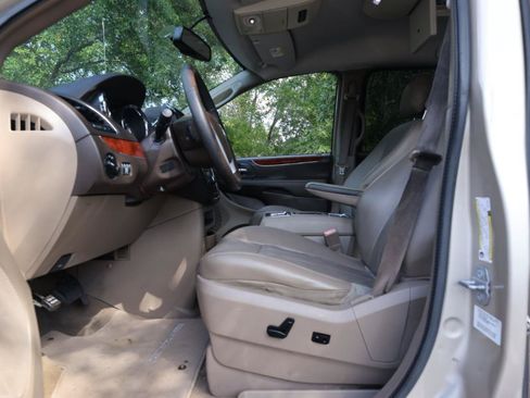 Used 2014 Chrysler Town & Country Touring FWD image 38