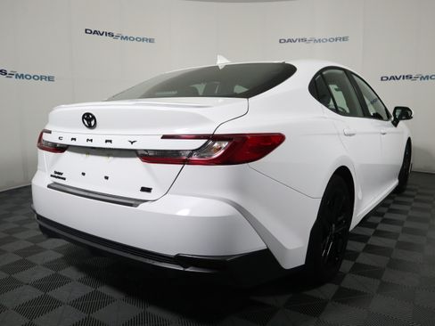 Used 2025 Toyota Camry SE w/ Convenience Package FWD image 5