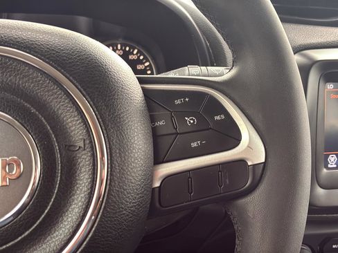 Used 2018 Jeep Renegade Latitude FWD image 33