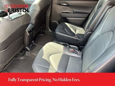 Used 2021 Toyota Highlander XLE AWD/4WD image 19