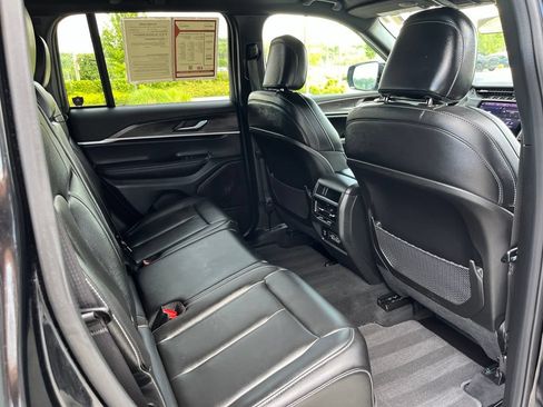 Used 2025 Jeep Grand Cherokee Limited AWD/4WD image 23