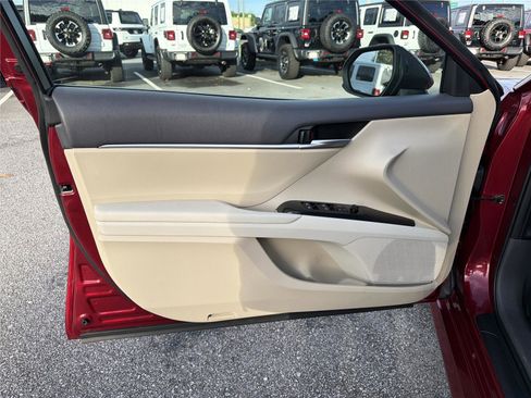 Used 2018 Toyota Camry LE FWD image 9