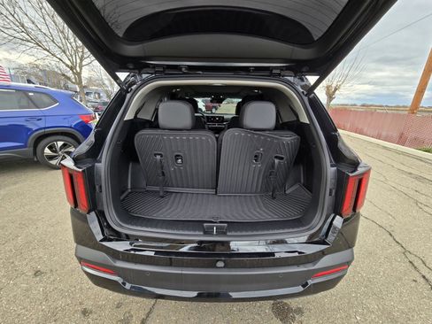 Used 2025 Kia Sorento EX w/ Panoramic Sunroof Package image 10