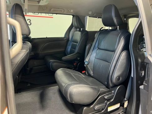 Used 2019 Toyota Sienna SE Premium image 25