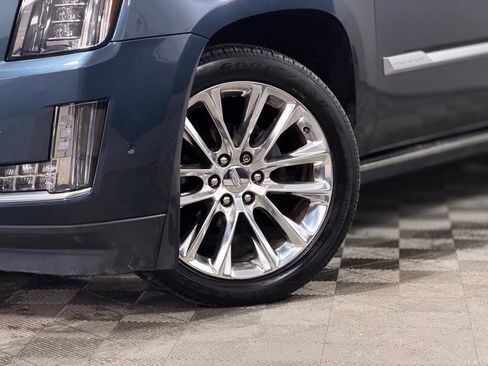 Used 2019 Cadillac Escalade ESV Platinum image 2