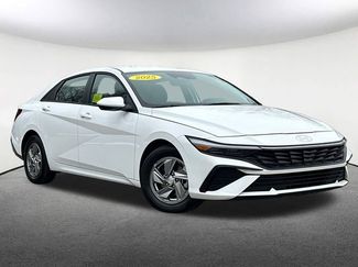 Used 2025 Hyundai Elantra SE video 2