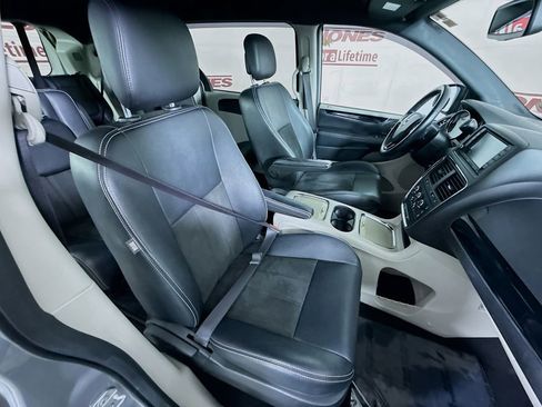 Used 2019 Dodge Grand Caravan SXT image 30