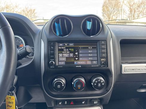 Used 2017 Jeep Compass Latitude AWD/4WD image 16