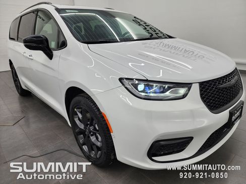 New 2026 Chrysler Pacifica Limited w/ S Appearance Package image 2
