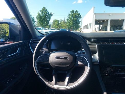 Used 2023 Jeep Grand Cherokee Laredo w/ Luxury Tech Group I AWD/4WD image 10