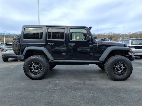 Used 2017 Jeep Wrangler Unlimited Rubicon image 3
