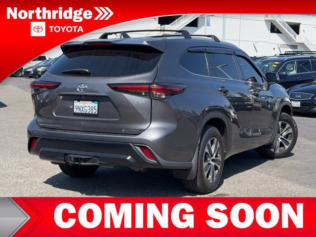 Used 2024 Toyota Highlander XLE AWD/4WD image 4