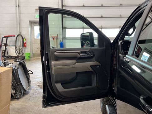 Used 2024 Chevrolet Silverado 2500 ZR2 w/ Technology Package image 10