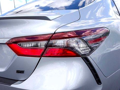 Used 2023 Toyota Camry SE FWD image 5