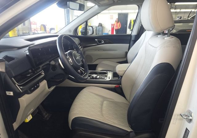 Used 2025 Kia Carnival SX w/ SX Dark Edition Package FWD image 2