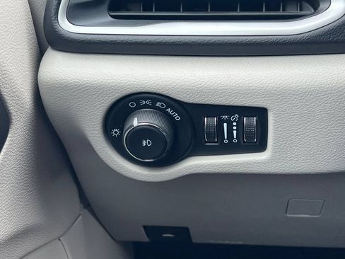 Used 2024 Chrysler Pacifica Touring-L FWD image 37