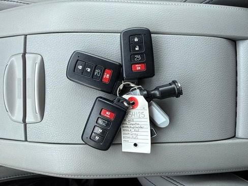 Used 2018 Toyota Highlander XLE AWD/4WD image 35