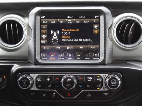 Used 2023 Jeep Gladiator Overland w/ Cold Weather Group AWD/4WD image 21