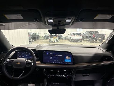 Used 2025 Chevrolet Suburban High Country image 4