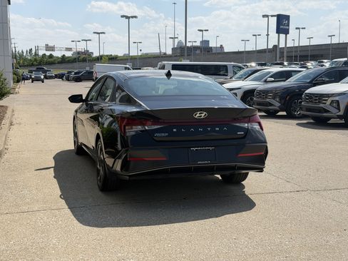 Certified 2025 Hyundai Elantra Limited FWD image 7