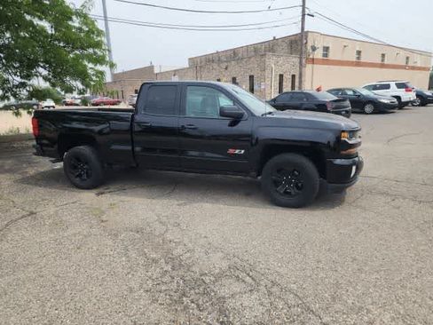 Used 2017 Chevrolet Silverado 1500 LT w/ Midnight Edition AWD/4WD image 10