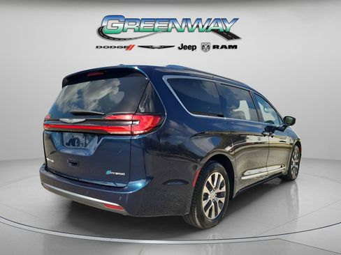 Used 2022 Chrysler Pacifica Pinnacle image 3