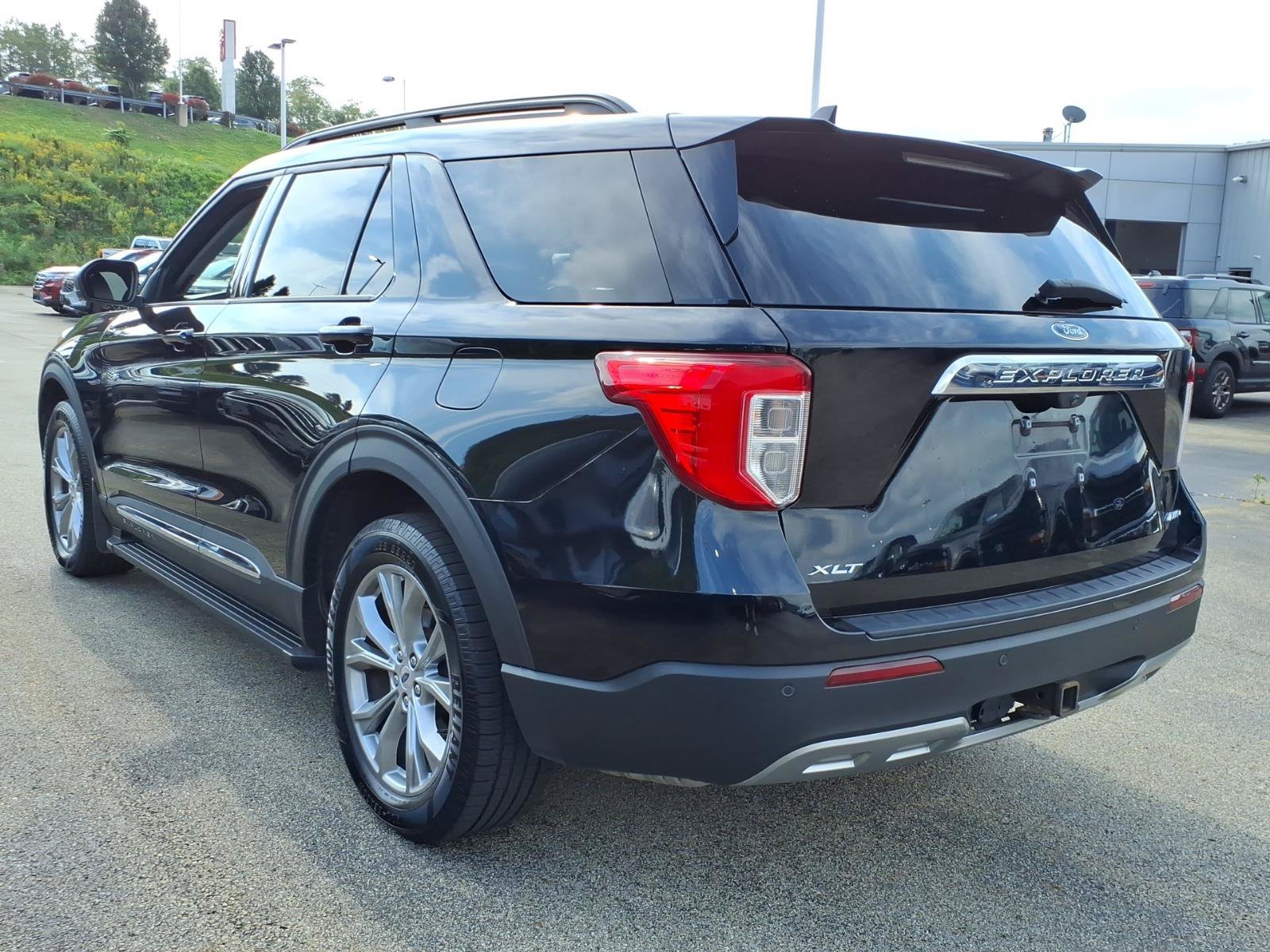 Used 2023 Ford Explorer XLT w/ Equipment Group 202A AWD/4WD image 4