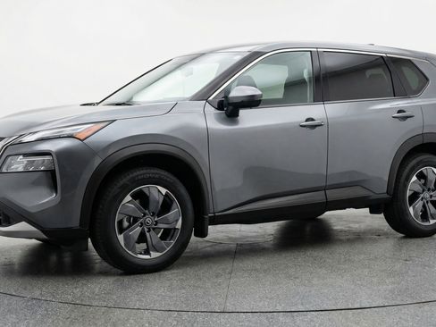 Used 2025 Nissan Rogue SV image 3