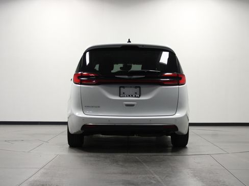 Used 2023 Chrysler Pacifica Touring-L FWD image 5