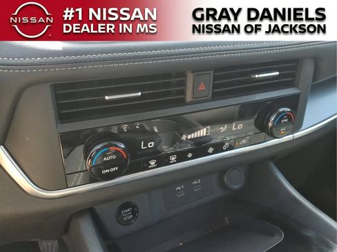 Used 2024 Nissan Rogue SV AWD/4WD image 18