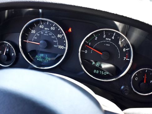Used 2018 Jeep Wrangler Unlimited Sahara w/ Max Tow Package AWD/4WD image 8