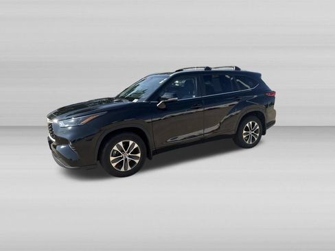 Used 2023 Toyota Highlander XLE AWD/4WD image 10