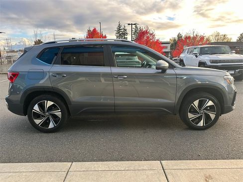 Used 2024 Volkswagen Taos SE image 6