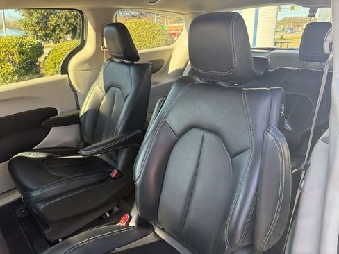 Used 2023 Chrysler Pacifica Touring-L image 16